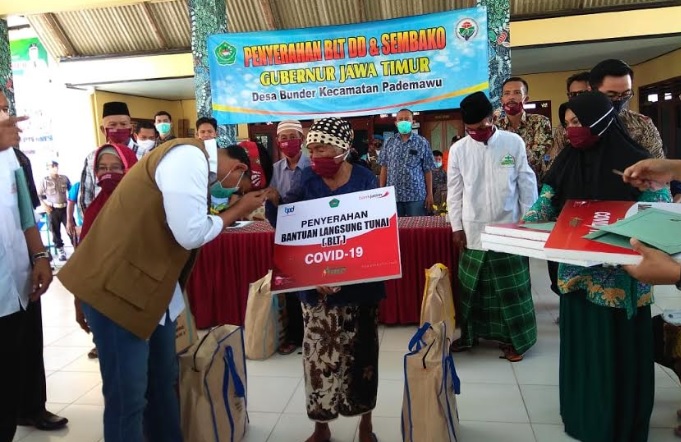 Bupati Pamekasan Serahkan BLT-DD dan Sembako dari Gubernur Jawa Timur di Desa Bunder