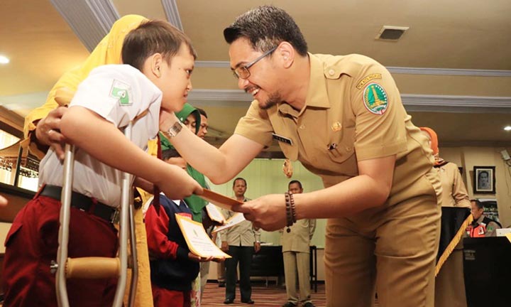 Plt Wali Kota Pasuruan Raharto Teno Prasetyo saat menyerahkan santunan.
