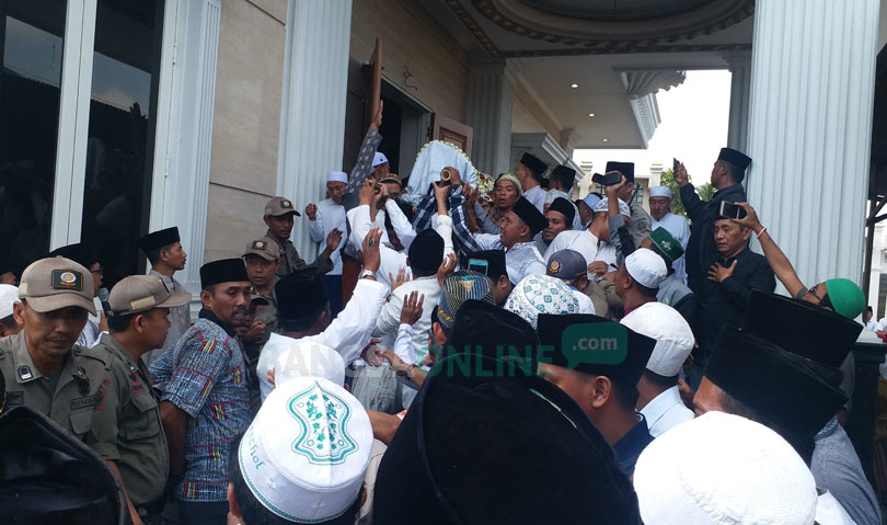 Jenazah RKH. Fuad Amin Imron keluar dari rumah duka Dukuh Saksak, Kelurahan Kraton, Bangkalan. foto: SUBAIDAH/ BANGSAONLINE
