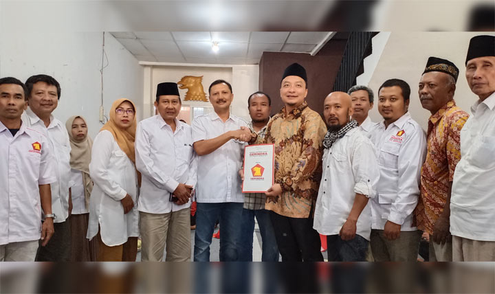 Ketua Gerindra Gresik dr. Asluchul Alif saat mengambil formulir pendaftaran bacabup di partainya sendiri. foto: SYUHUD/ BANGSAONLINE