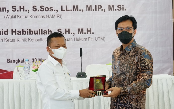 Dekan Fakultas Hukum UTM Dr Safi (kiri) saat menyerahkan cenderamata kepada Wakil Ketua Komnas HAM RI Munafrizal Manan.