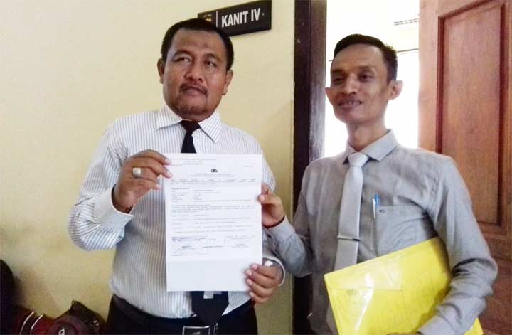 Korban Supriono, S.H, Dosen Universitas Abdurachman Saleh (Unars) Situbondo, didampingi pengacaranya saat laporan ke Polres Situbondo. foto: MURSIDI/ BANGSAONLINE