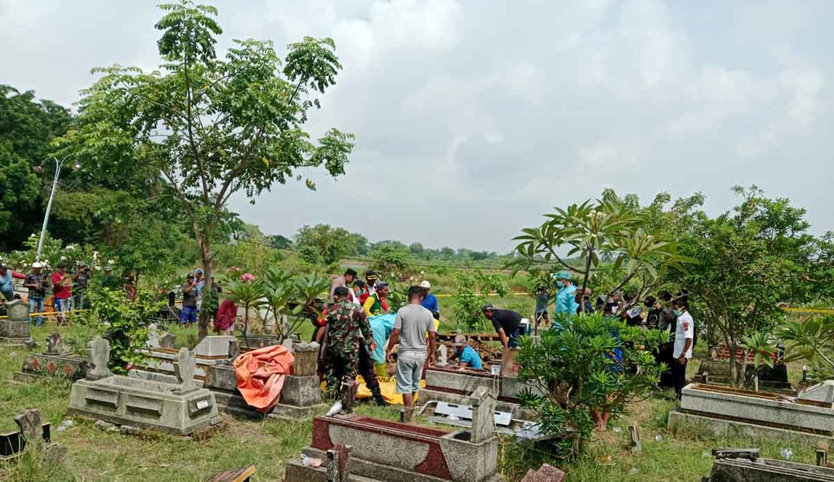 Pembongkaran makam korban dugaan bunuh diri di Gresik. Foto: Ist
