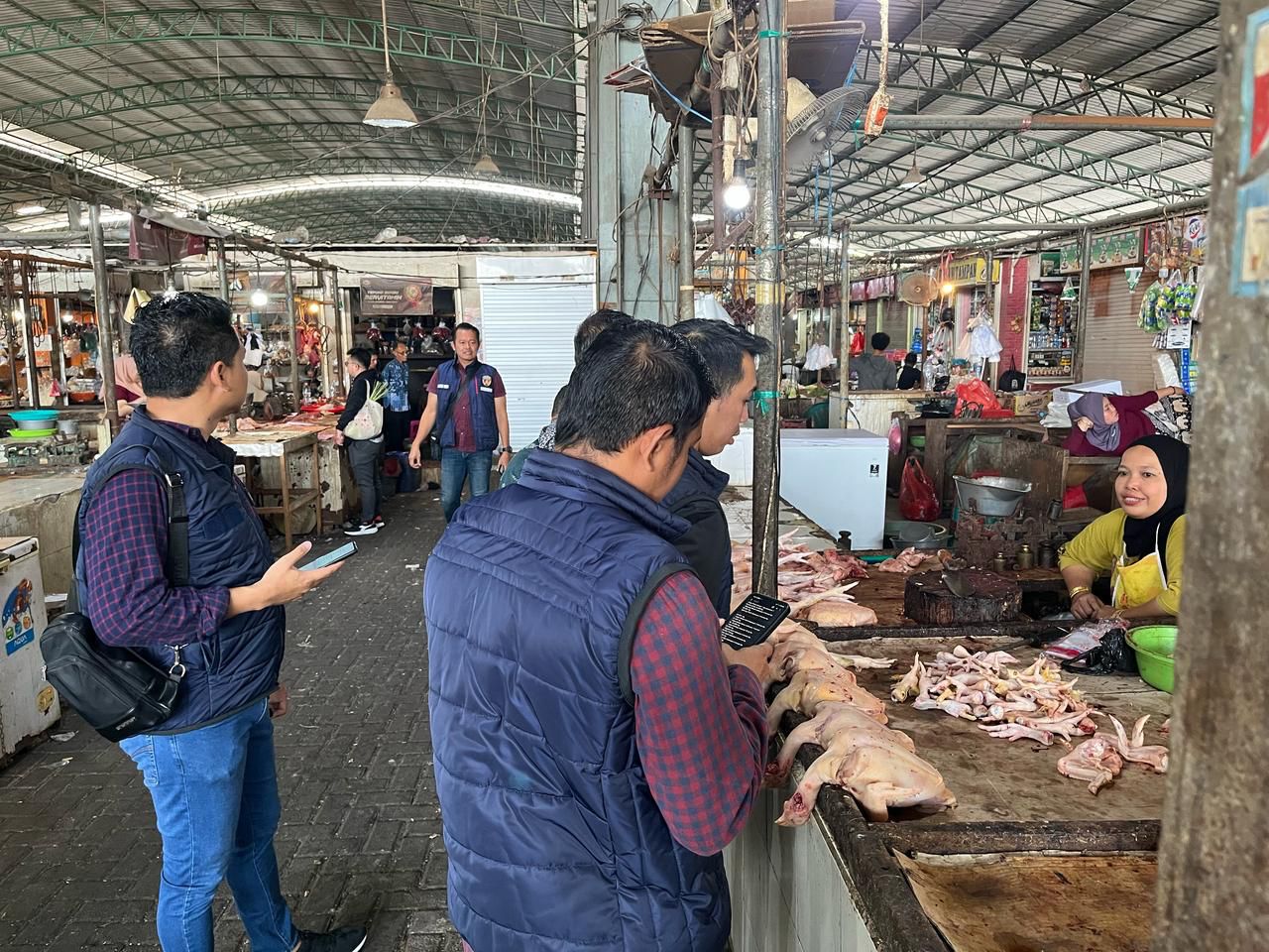 Cek Stok dan Harga Bapok Jelang Ramadan, Satgas Pangan Polres Gresik Sidak ke Pasar dan Swalayan