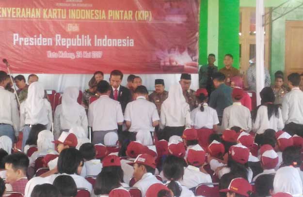 Presiden RI Joko Widodo saat membagikan Kartu Indonesia Pintar (KIP) secara simbolis kepada perwakilan siswa. foto: IWAN IRAWAN/ BANGSAONLINE