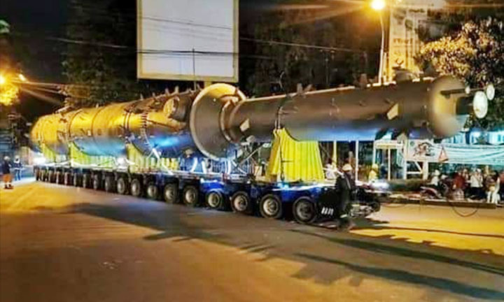 Multi Axle Truck yang mengangkut Selexol Proyek Gas J-TB saat ini standby di Gresik.