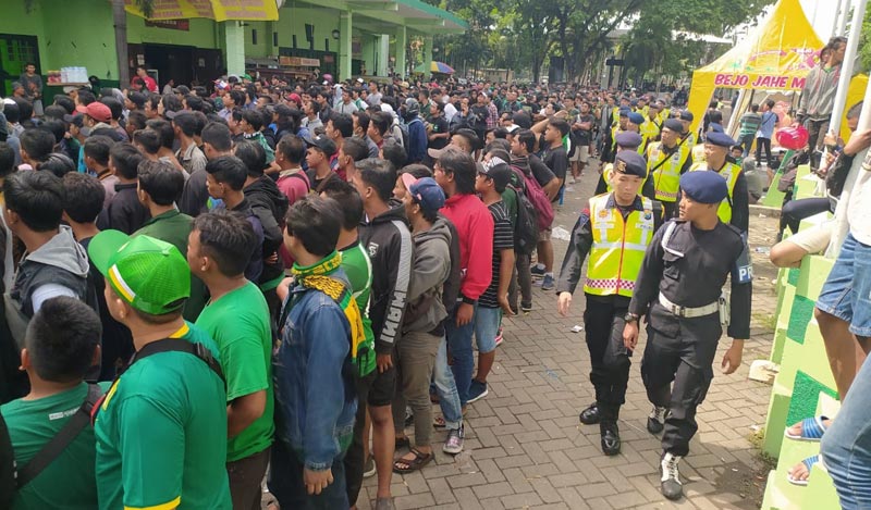 Tampak ribuan Bonek yang antre untuk membeli tiket di GOR Delta Sidoarjo.