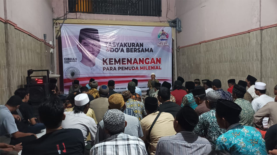 Relawan Bolone Mas Gibran saat menggelar syukuran atas putusan MK.