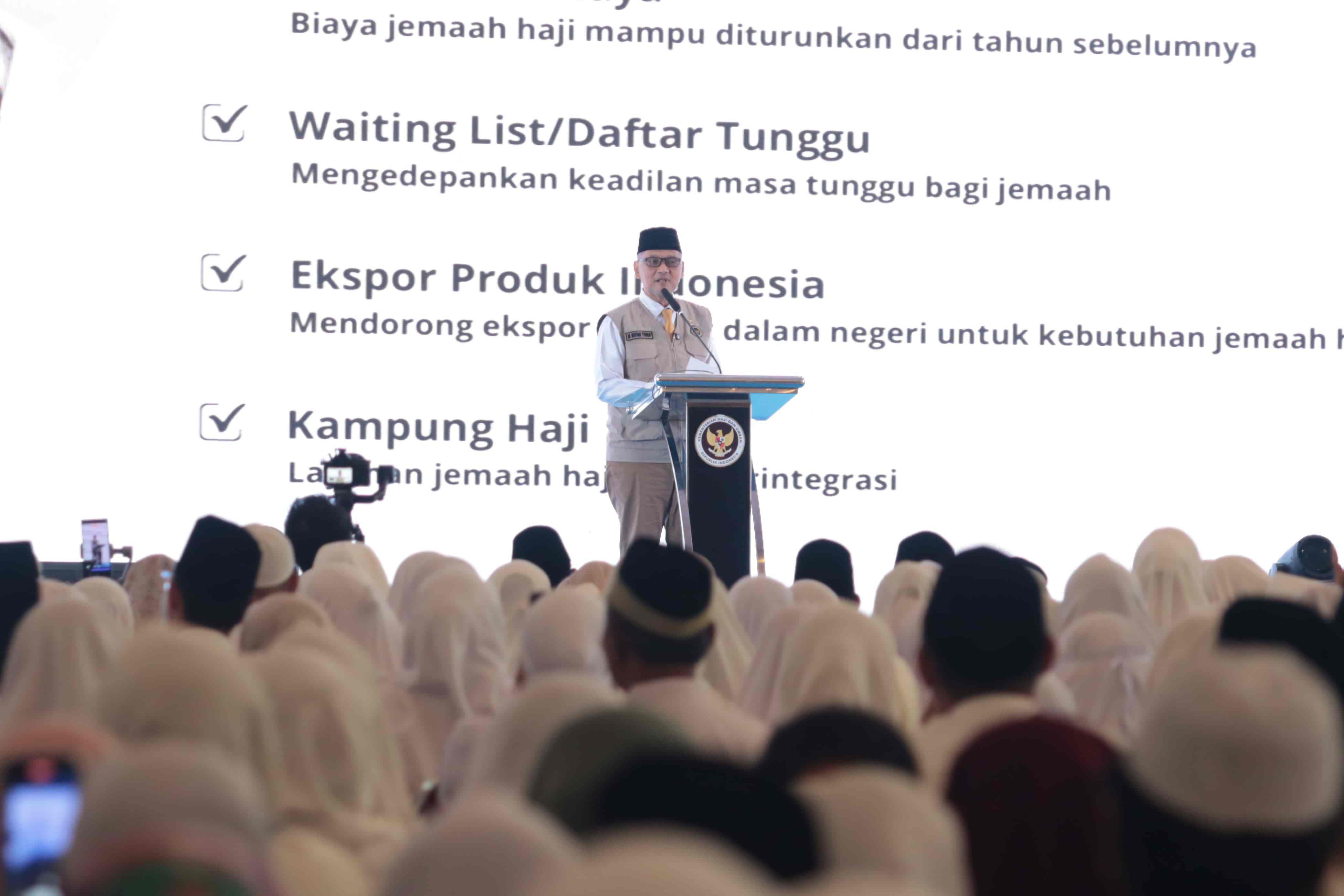 Menhaj Gus Irfan saat memaparkan inovasi strategis 2026 di hadapan para calon jemaah haji di Asrama Haji Pondok Gede Jakarta Timur, Rabu (11/2/2026). Foto: Dok. Kemenhaj RI.