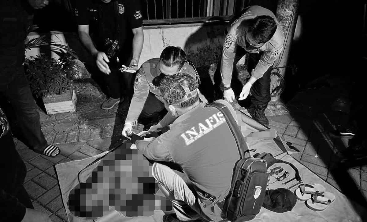 Petugas saat mengevakuasi korban tewas akibat tersengat listrik di Surabaya.
