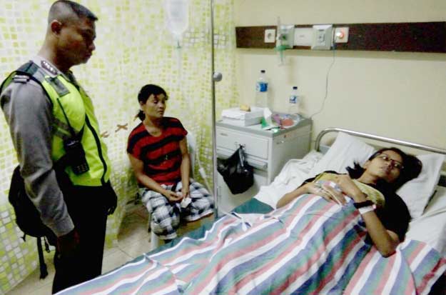 Sumiati saat menjalani perawatan intensif di ruang Ponek RSUD Ngudi Waluyo, Wlingi. foto: AKINA/ BANGSAONLINE