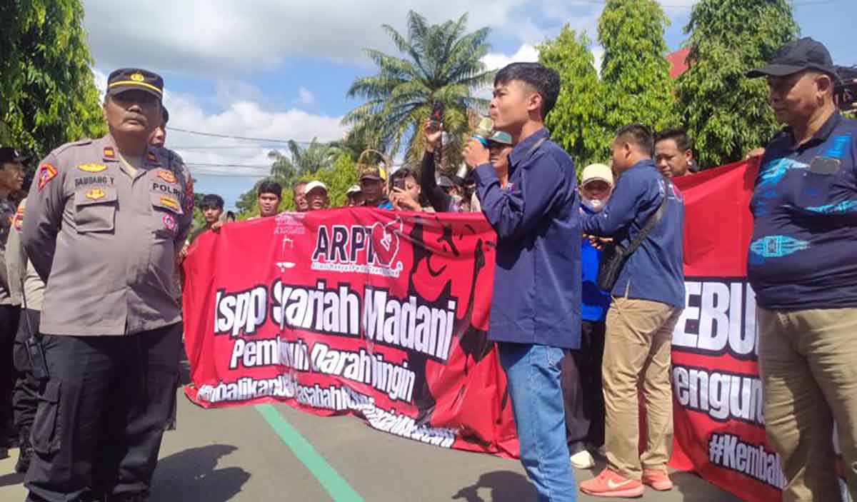 Nasabah KSPPS Madani saat demo ke DPRD Trenggalek.
