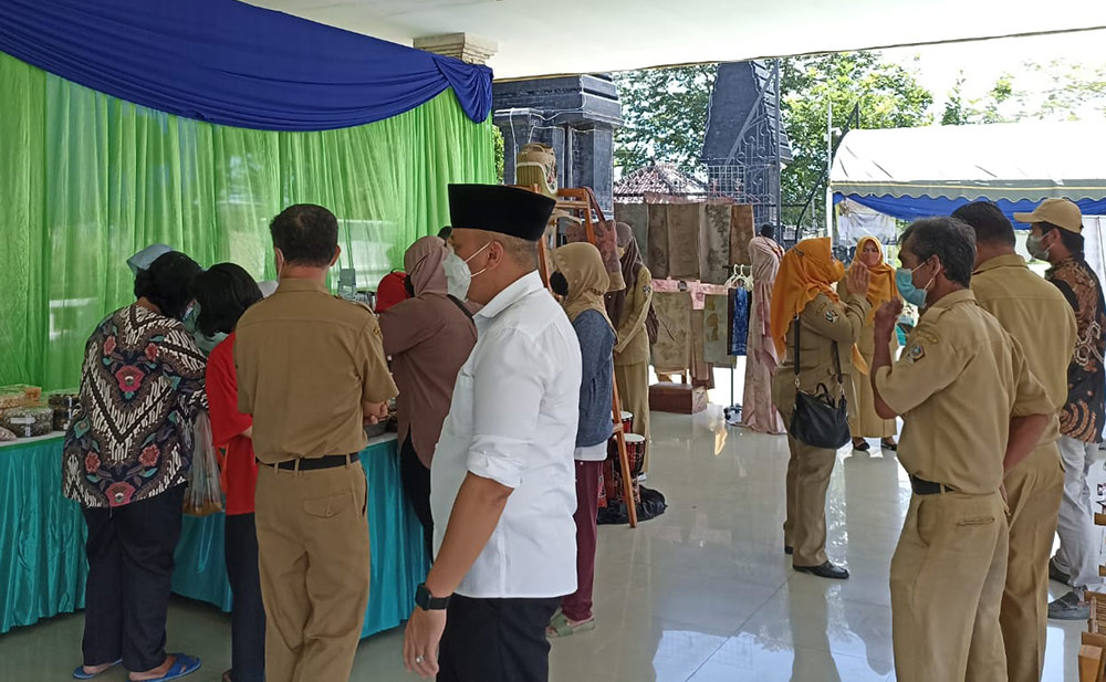 Para ASN Pemkab Blitar saat meninjau stan yang menjual produk-produk UMKM di Bazar Ramadan.