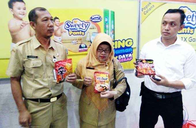 Tim Satgas Pangan menunjukkan jenis mie yang disita. foto: GUNAWAN/ BANGSAONLINE