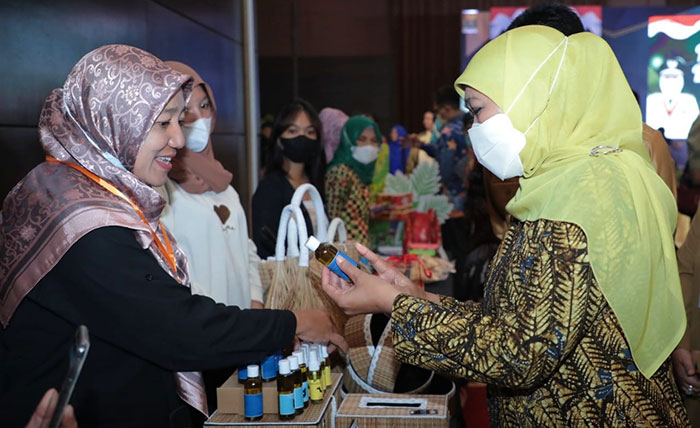 Gubernur Jatim, Khofifah Indar Parawansa, saat mengikuti Misi Dagang dan Investasi di Bangka Belitung.