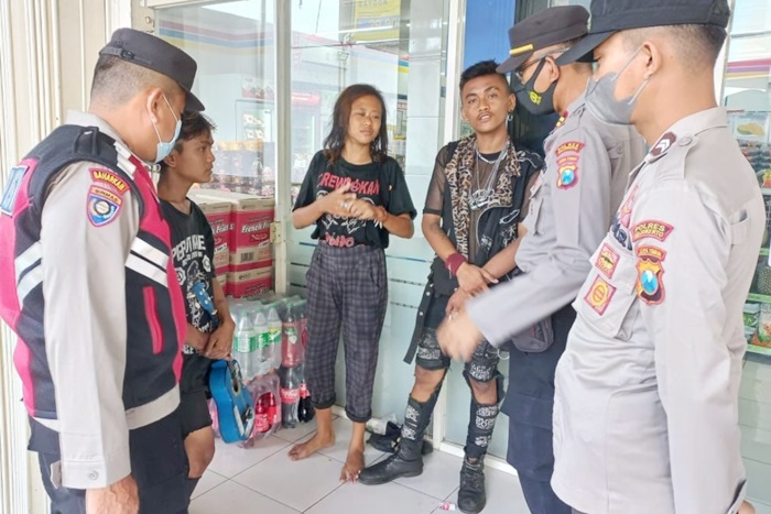 Unit Patroli Samapta Polsek Pacet tampak memberikan pembinaan dan penyuluhan kepada anak-anak punk di kawasan pertokoan Pandanarum, Jumat (27/05/2022). 