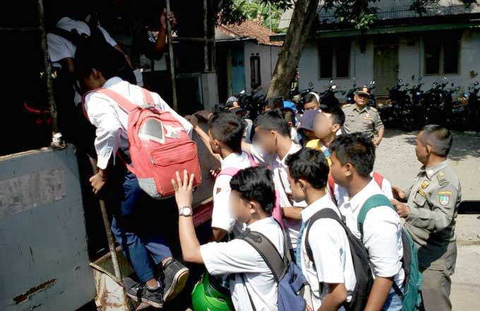 Para siswa yang terjaring razia Satpol PP, Senin (5/6/2017). foto: RONY S/ BANGSAONLINE