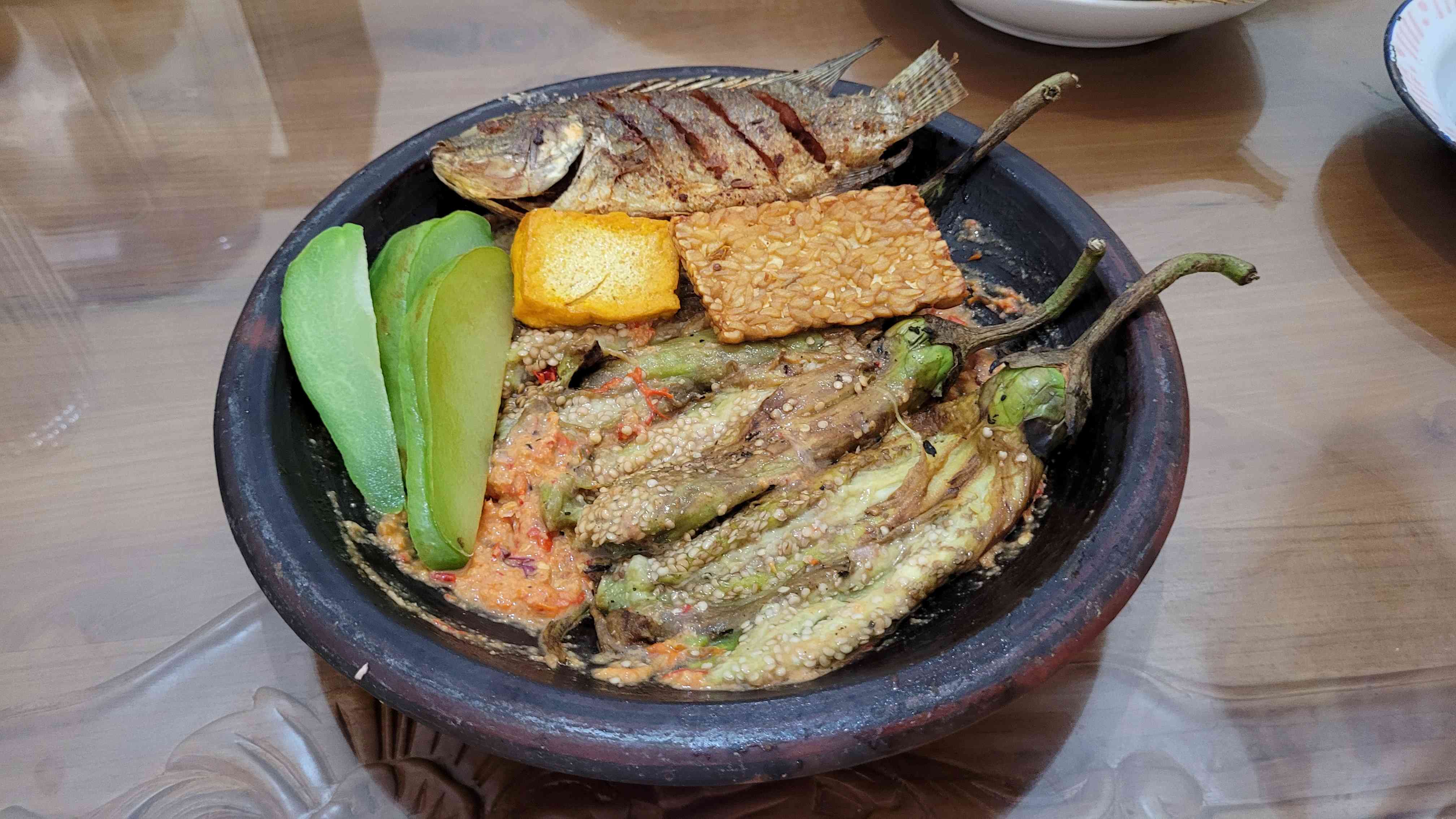 Inilah penampilan terong bakar sambal kemiri dan kencur racikan Hj Maimunan Saroh Surabaya yang asli Madura. Foto: bangsaonline