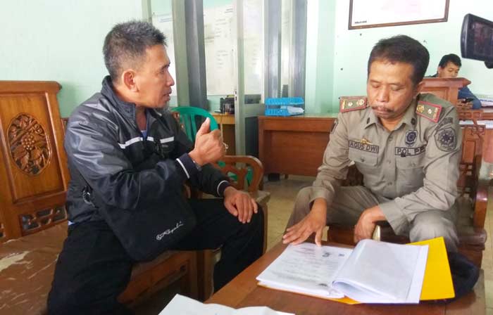 Penanggung jawab klinik Nakamura saat mendatangi kantor Satpol PP Kota Kediri. foto: ARIF K/ BANGSAONLINE