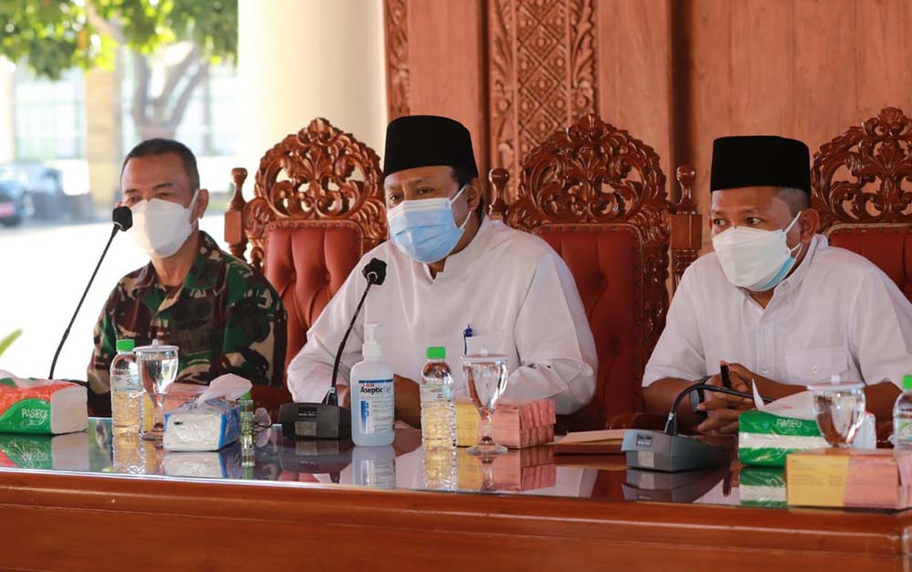 Gus Ipul saat menggelar dialog dengan PKL dan pemilik warung untuk menyosialisasikan PPKM Level 4.