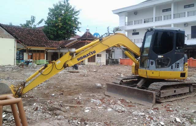 Gedung Dispendukcapil Pacitan yang sudah hancur lebur, rata dengan tanah. 