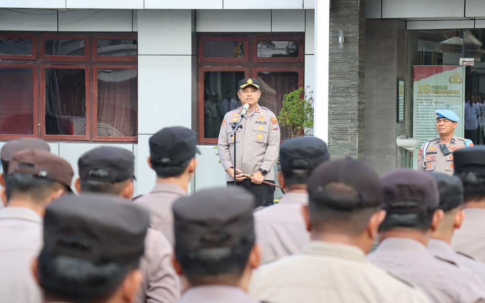 Kapolres Pamekasan AKBP Hendra Eko Triyulianto saat memberikan sambutan dan arahan di mapolres setempat.