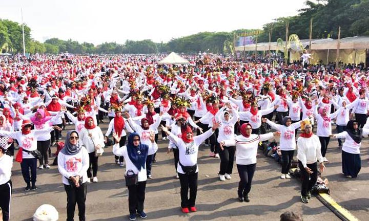 Ketua Jalasenastri Armada II Ikuti Jalan Sehat Bersama di Makodam, Sambut Hari Ibu ke-91