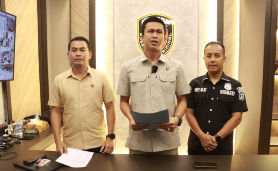 Kasat Reskrim Polres Gresik, AKP Abid Uais Al-Qarni Azis (tengah) saat memberikan keterangan pers. foto: ist.

