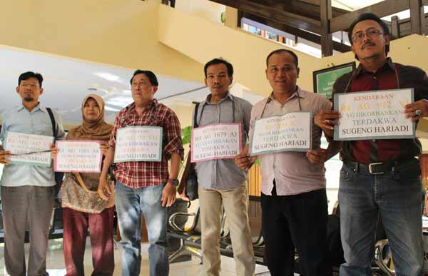 Aksi solidaritas korban pemipuan di PN Nganjuk, saat sidang putusan digelar. foto: soewandito/BANGSAONLINE
