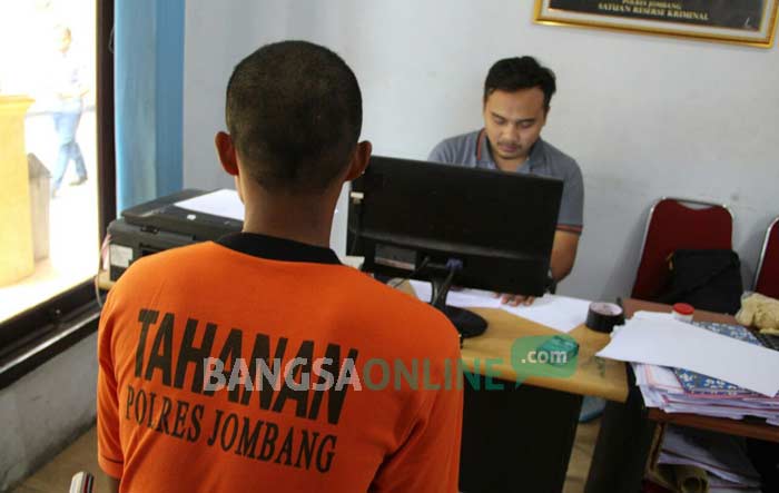 Pelaku saat dimintai keterangan petugas, Jumat (2/12). foto: ROMZA/ BANGSAONLINE