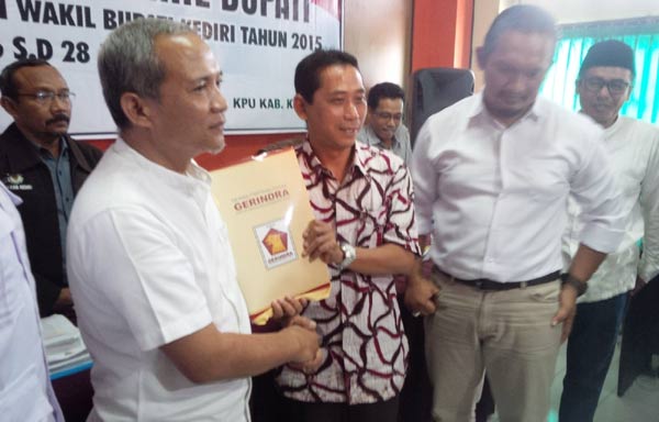 Pasangan calon Bupati dr Ari Purnomo Adi dan Wakil Bupati Arifin Tafsir (Ari-Ari) saat mendaftar ke kantor KPUD Kabupaten Kediri. (arif kurniawan/BANGSAONLINE)
