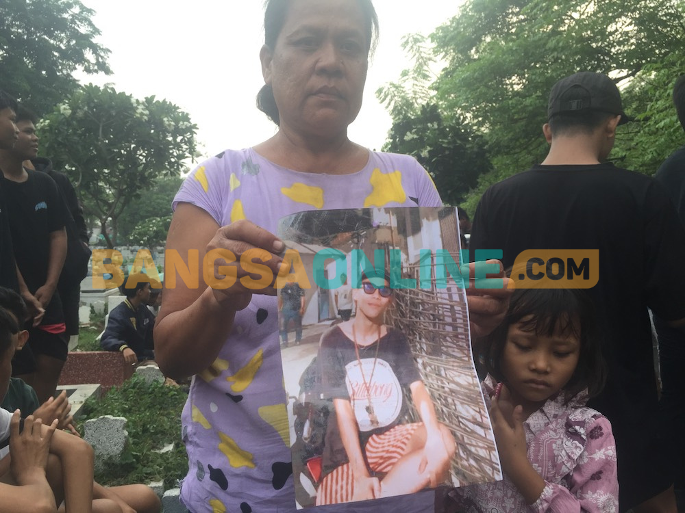 Keluarga menunjukan foto korban semasa hidup (foto: Rusmiyanto)