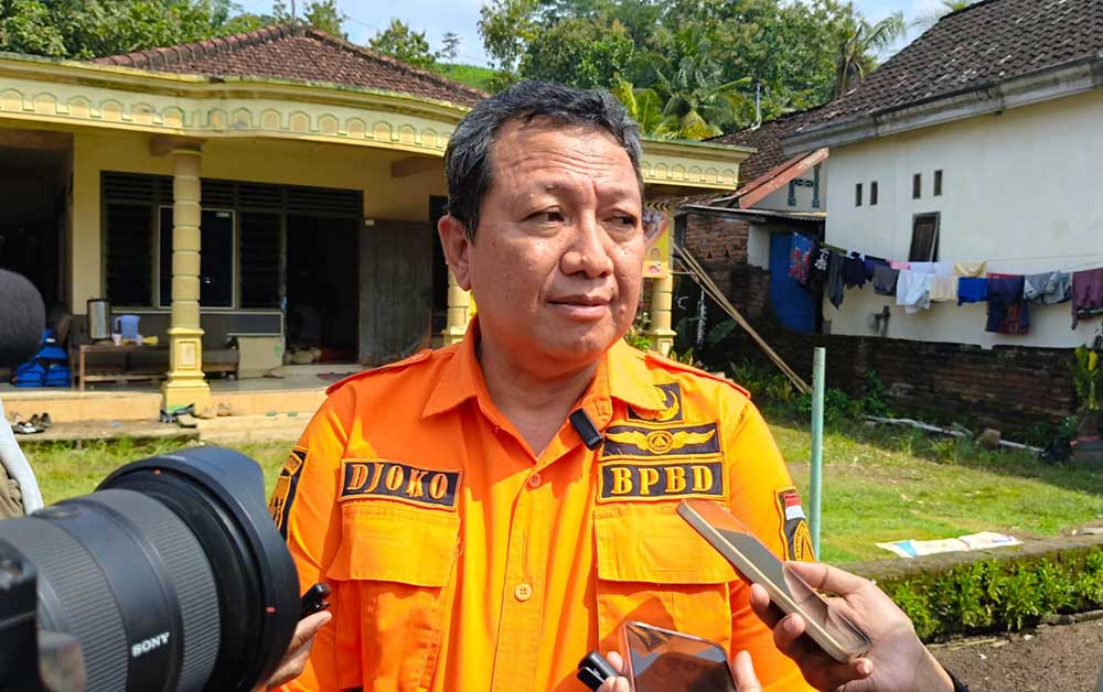 Kalaksa BPBD Kabupaten Kediri, Stefanus Djoko Sukrisno, saat memberi keterangan kepada wartawan. Foto: MUJI HARJITA/ BANGSAONLINE