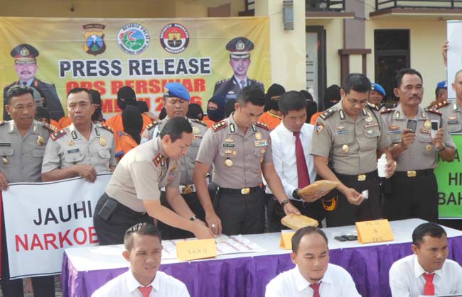 Polres Sidoarjo gelar hasil tangkapan operasi Bersinar di Mapolres. ft: catur andi herlambang/ BANGSAONLINE