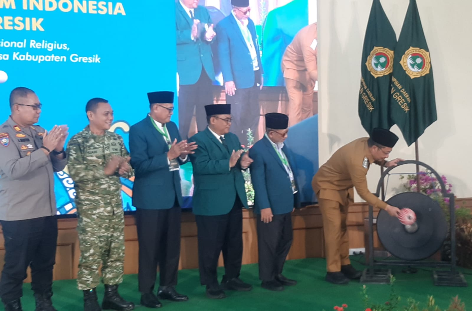 Wabup Asluchul Alif memukul gong saat pembukaan Musda X DPD LDII Gresik. foto: ist.
