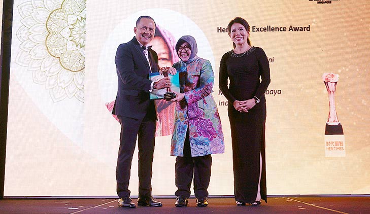 Wali Kota Risma saat menerima penghargaan internasional WEA di Singapura.