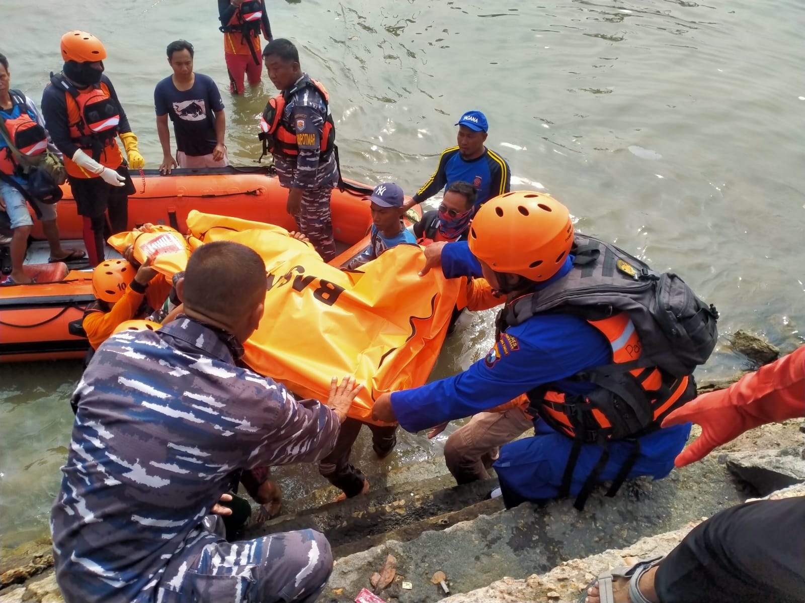 Proses evakuasi korban yang tewas tenggelam di laut kecamatan Tlanakan, Pamekasan atas nama Darwin