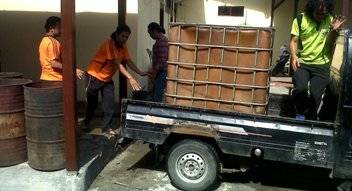 DIAMANKAN. Anggota Polres Bojonegoro kembali berhasil mengamankan 8.000 liter BBM ilegal. Tampak petugas sedang memindah BBM ilegal tersebut. foto: eky nurhadi/BANGSAONLINE