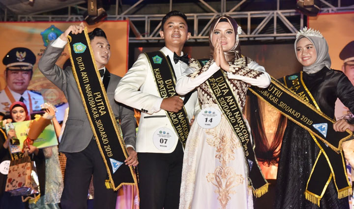 Wisaam Rafii dan Lussy Yuris Frasticha saat dinobatkan sebagai Duta Anti Narkoba 2019.
