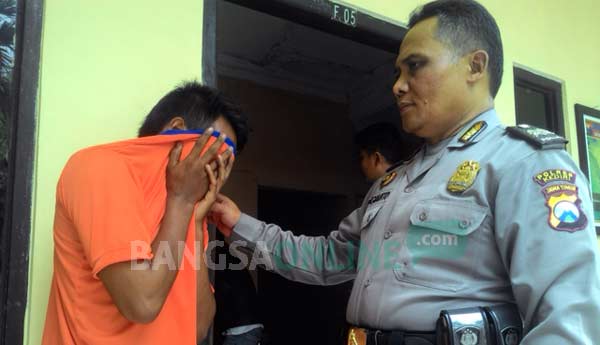 Tersangka saat diamankan di Mapolsek Puncu kabupaten Kediri. foto: dendi martoni/ BANGSAONLINE