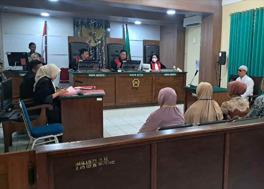 Persidangan kasus dugaan penipuan pelunasan kredit di Bank Plat Merah berkedok Surat Berharga Kedaulatan Keuangan Negara (SBKKN).