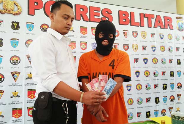 Siswanto beserta sejumlah barang bukti saat press release di Mapolres Blitar. foto: AKINA/ BANGSAONLINE