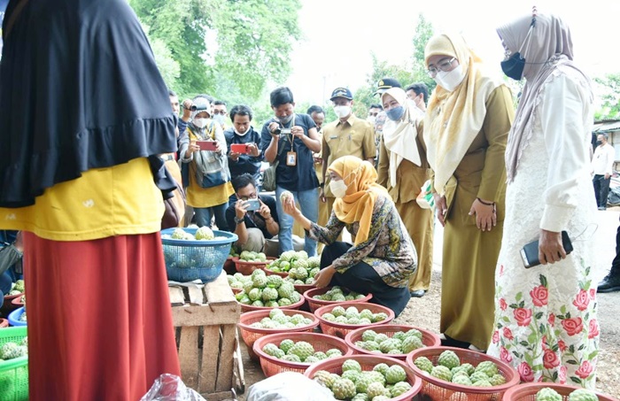 Gubernur Jawa Timur Khofifah Indar Parawansa saat mengunjugi Pasar Bluto, Sumenep.