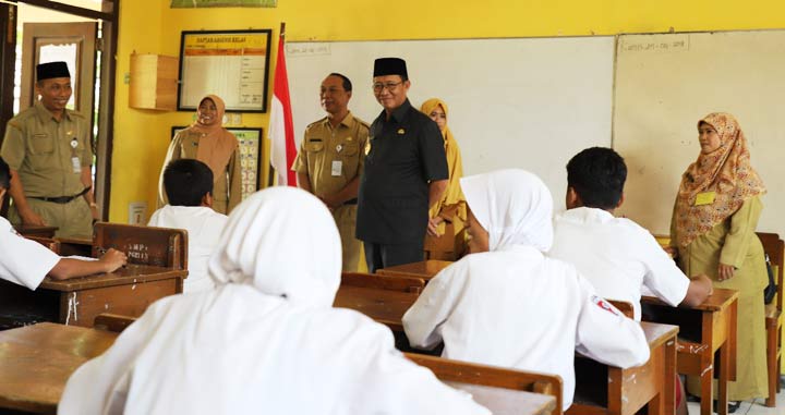 Bupati Tuban Tinjau Pelaksanaan UN Tingkat SMP dan SD