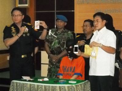?

Petugas menunjukkan tersangka dan barang bukti narkoba, di kantor Bea Cukai Juanda, Kamis (24/7). foto : musta’in/BANGSAONLINE