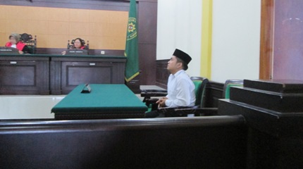 Iman Sawalhudi, terdakwa pencurian celada dalam dan BH. Saat mendengarkan keterangan saksi. foto: Agus Supriyadi/BangsaOnline.com