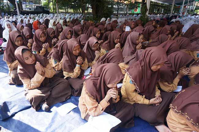 Ribuan siswa saat menggelar doa bersama di Masjid Ulul Albab di Pondok Pesantren (Ponpes) Tebuireng. foto: RONY S/ BANGSAONLINE
