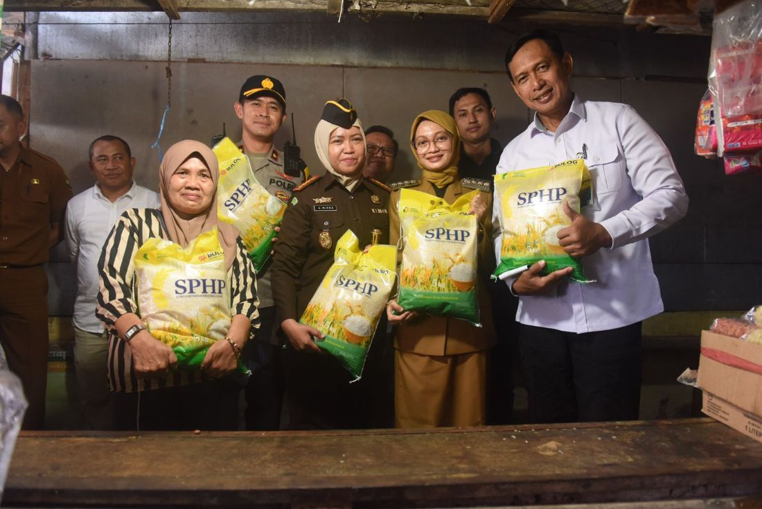 Wali Kota Kediri, Vinanda Prameswati bersama Direktur Utama Perum Bulog Ahmad Rizal saat melakukan inspeksi mendadak di Pasar Setono Betek. (Ist)