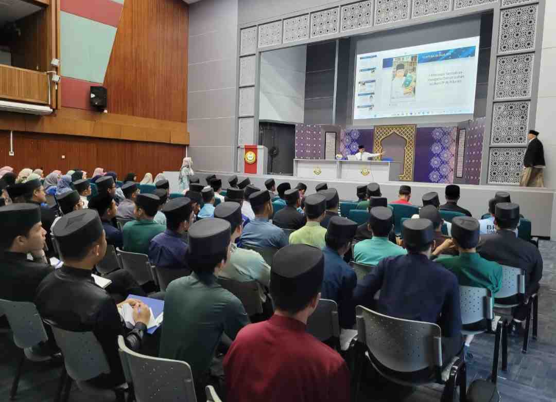 Para mahasiswa Kolej Universiti Pendidikan Ugama Seri Begawan (KUPU SB) Brunei Darussalam sedang mengikuti kuliah. Prof Dr KH Asep Saifuddin Chalim, MA (tampak berjalan di atas panggung) sempat diminta memberikan materi kuliah kepada para mahasiswa S1 itu. Foto: M Mas
