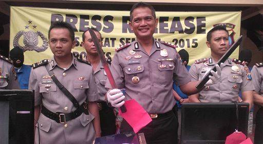 BARANG BUKTI: Kapolres Bojonegoro, AKBP Ady Wibowo menunjukan sejumlah barang bukti seperti, pedang, diesel dan komputer. Foto: Eky Nurhadi/BangsaOnline.com